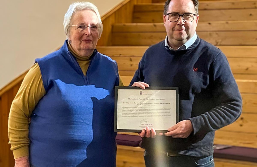 Craig Hoy MSP present local community councillor with Parliamentary Motion